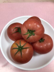 お皿に盛ったトマト