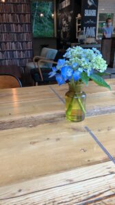 テーブルの上の紫陽花